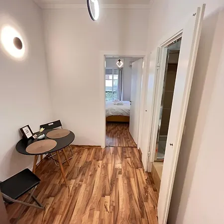 Modern Cozy Flat * 파트라